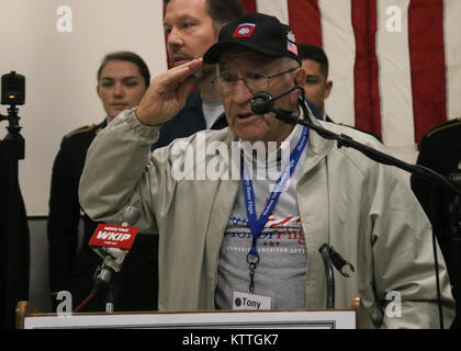 Les membres de la communauté se réunissent pour soutenir l'honneur de la vallée d'Hudson du vol 18e mission Novembre 4, 2017 à l'Aéroport International de Stewart, Newburgh, New York. Hudson Valley honneur Vol est un organisme sans but lucratif qui offre des vols pour les anciens combattants à Washington, D.C., pour visiter les mémoriaux que les honorer. (U.S. Garde nationale photo par le Sgt. Lee C. Guagenti) Banque D'Images