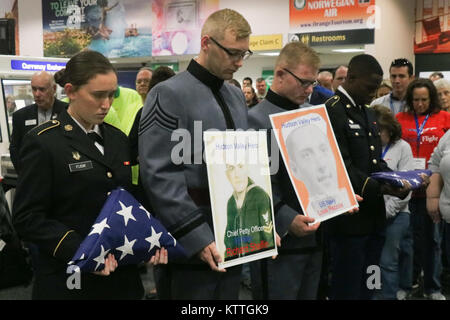 Les Cadets de l'avenir de l'école préparatoire de l'Ouest Poiint tenir phoptogrpahs et couleurs pour deux anciens combattants récemment décédé à l'Aéroport International de Stewart, Newburgh, New York pour montrer leur soutien à Hudson Valley Honneur du vol 18e mission, composée de la Seconde Guerre mondiale, guerre de Corée, les anciens combattants de la guerre du Vietnam et le 4 novembre 2017. Hudson Valley honneur Vol est un organisme sans but lucratif qui offre des vols pour les anciens combattants à Washington, D.C., pour visiter les mémoriaux que les honorer. (U.S. Garde nationale photo par le Sgt. Lee C. Guagenti) Banque D'Images