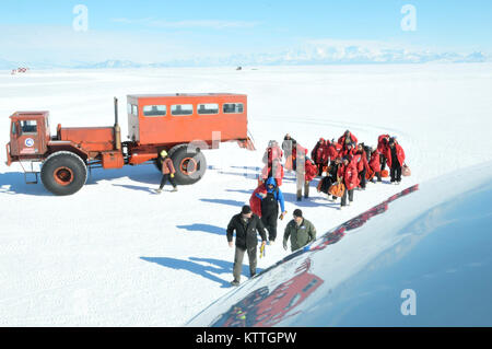 Les arrimeurs Navigant de première classe Ryan Rhoads et capitaine principal Sgt. David Vesper charger de passagers sur une CL-130 "Skibird" dirigé vers le pôle Sud, le 9 novembre 2017. Les arrimeurs affectés à la 139e Escadron de transport aérien expéditionnaire et déployés en Antarctique dans le cadre de l'opération Deep Freeze de la New York Air National Guard's 109th Airlift Wing en Nouvelle-Écosse, New York. C'est la 30e saison la 109AW est de fournir l'appui de l'ODF. ODF est le ministère de la Défense un soutien logistique à la National Science Foundation des États-Unis du Programme de l'Antarctique. (U.S. Air National Guard photo par le Sgt. C Banque D'Images