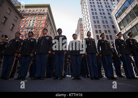 Les soldats de la 77e Brigade de soutien à Fort Dix, New Jersey au garde à vous un peu avant de rejoindre la marche au cours de la New York City Veteran's Day Parade Nov 11, 2017. Cette année, l'United States Air Force a été honoré comme le "Service" pendant le défilé. Avec plus de 40 000 participants, la Journée des anciens combattants de la ville de New York est la plus grande Parade de la Journée des anciens combattants des États-Unis. Photo de la Garde nationale aérienne par le sergent. Christopher S. Muncy Banque D'Images