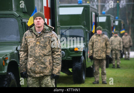 L'viv, Ukraine - soldats ukrainiens affectés au Centre d'instruction au combat de Yavoriv assister à une cérémonie de la Journée des Forces armées de l'Ukraine le 6 décembre. Dans le cadre de la cérémonie, les États-Unis ont présenté le ministère ukrainien de la défense avec 40 ambulances militaires. Banque D'Images