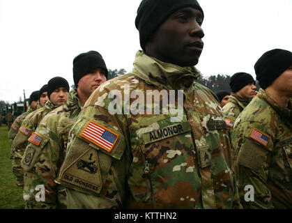 L'viv, Ukraine - Les soldats de l'Armée américaine à partir de la 27ème Infantry Brigade Combat Team affecté à la formation interarmées multinationale (Group-Ukraine JMTG-U) assister à une célébration de la Journée des Forces armées de l'Ukraine à l'viv Centre d'instruction au combat le 6 décembre. Au cours de la cérémonie le Président ukrainien Petro Poroshenko, prononce les soldats de l'JMTG-U et a remis des prix à des soldats ukrainiens. (U.S. Photo de l'armée par le Sgt. Alexander Recteur) Banque D'Images