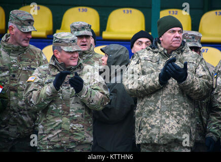 L'viv, Ukraine - Les soldats de l'Armée américaine à partir de la 27ème Infantry Brigade Combat Team affecté à la formation interarmées multinationale (Group-Ukraine JMTG-U) assister à une célébration de la Journée des Forces armées de l'Ukraine à l'viv Centre d'instruction au combat le 6 décembre. Au cours de la cérémonie le Président ukrainien Petro Poroshenko, prononce les soldats de l'JMTG-U et a remis des prix à des soldats ukrainiens. (U.S. Photo de l'armée par le Sgt. Alexander Recteur) Banque D'Images