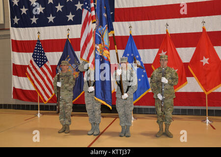 La Garde Nationale de New York Color Guard est de l'attention pendant le chant de l'hymne national au cours de la célébration de la 381th anniversaire de la Garde nationale à New York au siège de la Garde nationale à Latham, NY Le 13 décembre 2017. La Garde nationale a été créé en 1636 et est la plus ancienne force militaire dans le département de la Défense. (U.S. Photo de Garde Nationale d'armée par le capitaine Jean Marie Kratzer) Banque D'Images