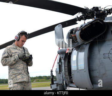 Le s.. Barry Wood, 106e groupe de maintenance, inspecte une sauvegarde de l'antenne de radio 11 juin 2016 à la base aérienne d'Amari, l'Estonie au cours de l'évolution de l'US Air Force un HH-60 Pave Hawk helicopter dans le cadre de la grève 16 Sabre. Grève de sabre est un exercice multinational qui teste les capacités de divers aspects de l'armée impliqués. (U.S. Air National Guard photo/Le s.. Blake Mize) Banque D'Images