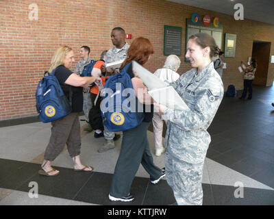 STONY BROOK, New York- membres de la 106e Escadre aide de sauvetage avec l'enregistrement et la distribution de matériel de protection civile en cas de catastrophe . Le 20 septembre un jour que s'est tenue à l'université Stony Brook. La conférence comprenait des renseignements sur la façon dont les civils peuvent préparer eux-mêmes et leurs familles pour les catastrophes naturelles et d'aider à atténuer les situations d'urgence menaçant la vie lors de l'attente pour les autorités d'arriver. Des conférences s'est terminée par un certificat et livre des sacs de matériel de premiers soins d'être donné à chaque membre qui y ont participé. C'était une initiative à l'échelle de l'état de New York par le bureau du Gouverneur pour t Banque D'Images