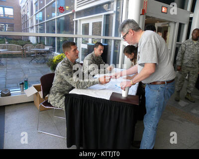 STONY BROOK, New York- membres de la 106e Escadre aide de sauvetage avec l'enregistrement et la distribution de matériel de protection civile en cas de catastrophe . Le 20 septembre un jour que s'est tenue à l'université Stony Brook. La conférence comprenait des renseignements sur la façon dont les civils peuvent préparer eux-mêmes et leurs familles pour les catastrophes naturelles et d'aider à atténuer les situations d'urgence menaçant la vie lors de l'attente pour les autorités d'arriver. Des conférences s'est terminée par un certificat et livre des sacs de matériel de premiers soins d'être donné à chaque membre qui y ont participé. C'était une initiative à l'échelle de l'état de New York par le bureau du Gouverneur pour t Banque D'Images