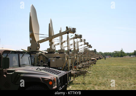 FORT DRUM, N.Y. -- une ligne d'équipement de la Garde Nationale de New York's 101e Bataillon du signal amélioré affiche l'unité complète du capabailities ici pendant la formation annuelle en juin. Le bataillon, basé à Yonkers avec éléments à l'échelle de la vallée de l'Hudson à New York, a récemment répondu à de nouveaux équipements de communication par satellite. La formation autorisée pour le premier emploi des nouvelles capacités de l'unité. Photo prise par le Lieutenant-colonel Richard Goldenberg, 42e Division d'infanterie. Banque D'Images