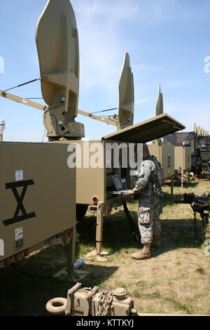 FORT DRUM, N.Y. -- UNE Soldierfrom la New York de l'Army National Guard 101e Bataillon du signal amélioré règle le fonctionnement d'un système de communication par satellite ici le 7 juin. L'unité du bataillon indépendant formation capabailities complète ici au cours de la formation annuelle en juin. Le bataillon, basé à Yonkers avec éléments à l'échelle de la vallée de l'Hudson à New York, a récemment répondu à de nouveaux équipements de communication par satellite. La formation autorisée pour le premier emploi des nouvelles capacités de l'unité. Photo prise par le Lieutenant-colonel Richard Goldenberg, 42e Division d'infanterie. Banque D'Images