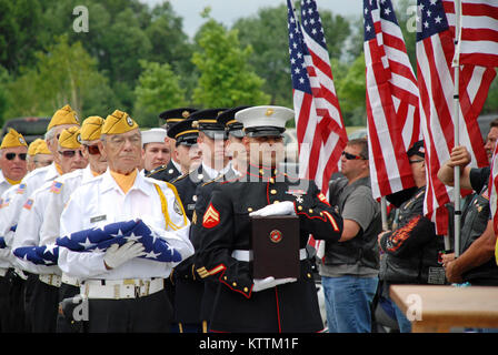 Le Caporal Nicholas, Drew Hawkyard USMC dirige le service commun les vestiges de crémation transport procession de trois militaires, trois marines, trois aviateurs et trois marins pour commencer le programme de spécialisation militaire dans le cadre de la première cérémonie des Anciens Combattants Programme de récupération à la Gerald B. H. Solomon Saratoga National Cemetery, le 10 juin. Banque D'Images