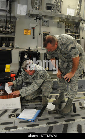 STEWART ANGB, Newburgh, NEW YORK --capitaine principal Sgt. John Sheehy et Tech. Le Sgt. Havell Douglas Réception stock examen du premier C-17 Globemaster III affecté à la 105e Airlift Wing arrive à l'Aéroport International de Stewart le 18 juillet 2011. (U.S. Air Force Photo de Tech. Le Sgt. Michael R. OHalloran)(1992) Banque D'Images