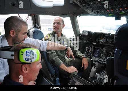 STEWART ANGB, Newburgh, NEW YORK -- Le Lieutenant-colonel Steven Branche, C-17 l'intégration des programmes, des entretiens avec le personnel de cadre d'Boeing comme Matthieu Gallagher, un Boeing field tech-rep, souligne une action pour la séquence d'arrêt pour le conseiller-maître Sgt. Brian Briere sur le premier C-17 Globemaster III affecté à la 105e Airlift Wing à Stewart ANGB le 18 juillet 2011. (U.S. Air Force Photo de Tech. Le Sgt. Michael R. OHalloran)(1992) Banque D'Images