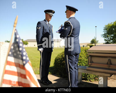 Les cadres supérieurs de l'US Air Force Airman Matthias Anderson et d'un membre de la 1re classe Donald Anderson la pratique de mouvements pour un pliage du drapeau cérémonie à Hancock Champ dans Syracuse NY, le 22 juillet 2011. Les deux aviateurs sont membres de la 174e Fighter Wings' garde d'honneur. (U.S. Photo de l'Armée de l'air par le sergent. Ricky Meilleur) Banque D'Images