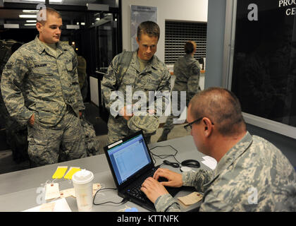 U.S. Air Force capitaine principal Sgt. Raymond Herr et Senior Airman Phillip Benjamin tous les deux sont membres de la 274e ASOS commencent à en cours au centre de traitement des demandes de mobilité Champs Hancock due à l'activation de l'ouragan Irene, tôt le matin du 29 août 2011. Plus de 130 de la 174e Fighter Wings' membres, lorsque activée pour l'appui de l'ouragan Irene. (U.S. Air Force photo de Ricky SSgt Meilleur) Banque D'Images