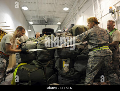 Garde nationale aérienne de New York membres de la 174e Escadre de chasse travaillent ensemble dans les palettes d'assurance pour l'aviateur qui sont en traitement au centre de traitement des demandes de mobilité Champs Hancock à Syracuse NY, le 29 août 2011 à l'appui de l'ouragan Irene. La 174e Escadre de chasse activée plus de 130 militaires. (U.S. Air Force photo de Ricky SSgt Meilleur) Banque D'Images