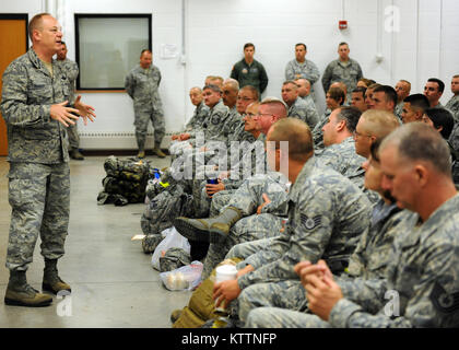 U.S. Air Force Le Colonel Kevin W. Bradley, commandant de la 174e Escadre de chasse, ses mémoires airman avant leur départ de Hancock, Syracuse NY, à l'appui de l'ouragan Irene le 29 août 2011. La 174e Escadre de chasse activée plus de 130 militaires. (U.S. Air Force photo de Ricky SSgt Meilleur) Banque D'Images