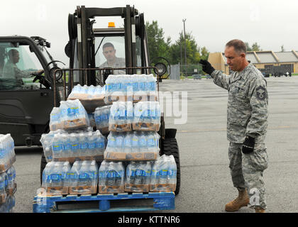 U.S. Air Force capitaine principal Sgt. James Delprato inaugure un plein d'eau la conduite par le sergent. Kevin Oakley à l'appui de l'inondation de New York à Binghamton. Les deux membres font partie de la 174e Escadre de chasse, qui soutient l'Agence fédérale de gestion des urgences (FEMA) à Hancock Domaine à Syracuse NY, sur Sept 9, 2011. (U.S. Photo de l'Armée de l'air par le sergent. Ricky Meilleur) Banque D'Images