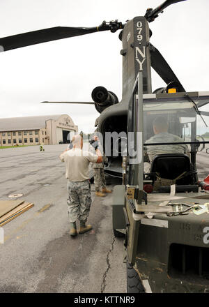 La New York Air National Guard membres de la 174e Escadre de chasse, et l'Armée de New York unité Chinook garde ; travailler ensemble soutenir Federal Emergency Management Agency (FEMA) au transport des fournitures à des zones inondables de Binghamton New York le 9 septembre 2011 à Hancock à Syracuse dans l'état de champ de la FEMA a mis en place une zone de contrôle sur Hancock où ils travaillent de pair avec la New York de l'armée et de la Garde côtière canadienne. (U.S. Photo de l'Armée de l'air par le sergent. Ricky Meilleur) Banque D'Images