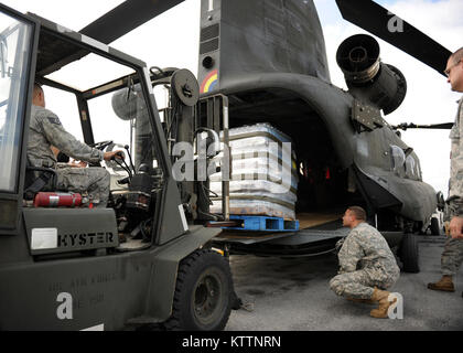 La New York Air National Guard membres de la 174e Escadre de chasse, et l'Armée de New York unité Chinook garde ; travailler ensemble soutenir Federal Emergency Management Agency (FEMA) au transport des fournitures à des zones inondables de Binghamton New York le 9 septembre 2011 à Hancock à Syracuse dans l'état de champ de la FEMA a mis en place une zone de contrôle sur Hancock où ils travaillent de pair avec la New York de l'armée et de la Garde côtière canadienne. (U.S. Photo de l'Armée de l'air par le sergent. Ricky Meilleur) Banque D'Images