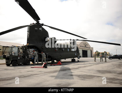 La New York Air National Guard membres de la 174e Escadre de chasse, et l'Armée de New York unité Chinook garde ; travailler ensemble soutenir Federal Emergency Management Agency (FEMA) au transport des fournitures à des zones inondables de Binghamton New York le 9 septembre 2011 à Hancock à Syracuse dans l'état de champ de la FEMA a mis en place une zone de contrôle sur Hancock où ils travaillent de pair avec la New York de l'armée et de la Garde côtière canadienne. (U.S. Photo de l'Armée de l'air par le sergent. Ricky Meilleur) Banque D'Images