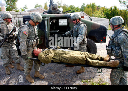 FORT DRUM, N.Y. -- New York les soldats de la Garde nationale de l'Armée de détachement 1, la Compagnie B, 3e bataillon du 142e Bataillon d'hélicoptères d'assaut, préparer un pilote blessé pour le transport au cours de la formation d'exécution monté lane September 17, 2011. La formation premobilization englobe un certain nombre de tâches individuelles et d'équipe nécessaire pour un déploiement outre-mer. L'unité fait partie de la 42e Brigade d'aviation de combat et il est prévu de déployer à l'Iraq dans le cadre de l'opération nouvelle aube. Banque D'Images