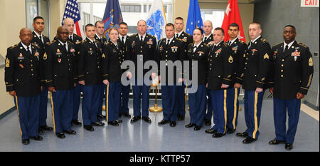 LATHAM, NY-- Haut de soldats et sous-officiers représentant les principales commandes de la brigade, la Garde Nationale de New York se réunissent pour une photo de groupe à la fin de la Garde Nationale de New York's Best Warriror concours tenu ici, les 22 et 23 mars 2013. À la fin du week-end c'est le Sgt. 1re classe David Colliton (arrière, quatrième à partir de la droite) du quartier général qui a gagné l'ensemble de l'année sous-officier, le sergent-chef. Jimsey Roberts (avant, deuxième à gauche) de la 719th Transportation Company qui a pris le dessus Active, Garde côtière canadienne, et des sous-officiers de réserve de l'année, et de la CPS. Rachael Banque D'Images