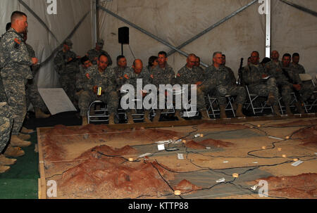 FORT IRWIN, en Californie - Les membres de la direction et le personnel de la Garde Nationale de New York's 27th Infantry Brigade Combat Team, revoir le plan d'opérations de la brigade au cours de l'unité de répétition interarmes ici 5 octobre. La direction de la brigade et le personnel sont au centre national de formation dans le cadre de la mobilisation à venir de l'unité et le déploiement en Afghanistan au début de 2012. L'exercice, sur plus de 2 000 soldats de la brigade, avec un bataillon de la Garde nationale de Caroline du Sud, avec un environnement de formation exigeant, réaliste. L'Armée américaine photo par le Sgt. 1re Banque D'Images