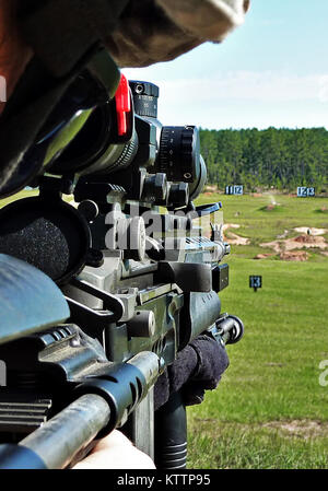 Un soldat affecté à la Compagnie Alpha, 1er bataillon du 148e Régiment d'infanterie, 37e Brigade d'infanterie,l'équipe de combat à une cible avec son fusil M14 Bataille amélioré au cours de l'entraînement au Camp Shelby Joint Forces Training Center, au Mississippi, le Oct 6, 2011. Plus de 15 qualifiés en utilisant leur désigné marksman M14 EBRs dans prepatation upsoming brigades de la 37e déploiement en Afghanistan à l'appui de l'opération Enduring Freedom. La Garde nationale de l'Ohio (photo : Capt Brett Gould) (publié) Banque D'Images