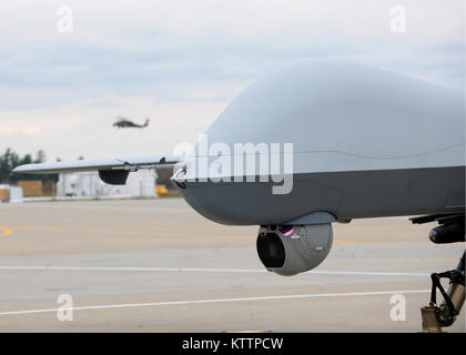 La 174e Escadre de chasse, travaillant à partir de son lancement et récupération à l'Wheeler-Sack Army Air Field (AAF) sur Ft. NY tambour, a volé ses propres MQ-9 Reaper pour la première fois. Le 174e a travaillé de concert avec la Federal Aviation Administration (FAA) pour obtenir la permission de voler et la semaine dernière a été approuvé pour l'avion. (Photo par le sergent. Ricky Meilleur) Banque D'Images