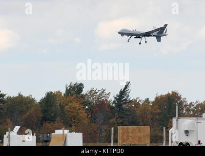 La 174e Escadre de chasse, travaillant à partir de son lancement et récupération à l'Wheeler-Sack Army Air Field (AAF) sur Ft. NY tambour, a volé ses propres MQ-9 Reaper pour la première fois. Le 174e a travaillé de concert avec la Federal Aviation Administration (FAA) pour obtenir la permission de voler et la semaine dernière a été approuvé pour l'avion. L'escadre de chasse va voler les avions pilotés à distance dans l'espace aérien restreint autour de Fort Drum pour entraîner les pilotes et les exploitants travaillant à partir de capteur de Syracuse Hancock Champ. (Photo par le sergent. Ricky Meilleur) Banque D'Images