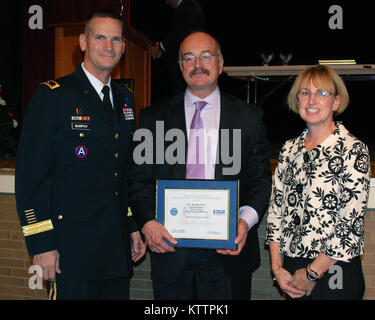 La colonie du nord -- Le Général Patrick Murphy, New York l'adjudant général de la Garde nationale (droite) pose avec D. Joseph Corr (centre), surintendant de la colonie du Nord Central School District et Karen Lettko, Colonie School District professeur après la présentation Corr avec l'employeur l'appui de la Garde côtière canadienne et réserver Patriot Award, 2 nov. Corr a reçu le prix pour son soutien continu à la Garde nationale. Lettko, dont le mari est actuellement le commandant adjoint à Guantanamo Bay, Cuba a présenté Corr pour le prix. (Photo par John Willsey/libérés) Banque D'Images