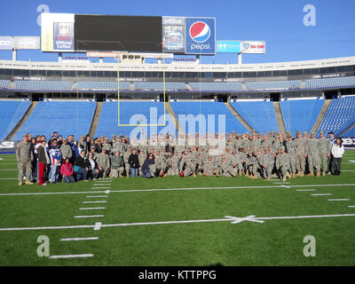 ORCHARD PARK, Buffalo-- d'une centaine de gardes nationaux de l'Armée de New York réaffirment leur serment de service et plus tard a participé à un déploiement du drapeau au début d'un Buffalo Bills match en Ligue Nationale de Football 6 Novembre au Ralph Wilson Stadium, où les projets de l'hôte de la Nouvelle York Jets. Soldats de la 42e Division d'infanterie, 53e et 204e commandement de troupes bataillon du génie de l'avant l'appui Co. a pris part à la cérémonie, qui a été enregistré et joué durant les Jeux un mi-temps devant une foule de 70 000 spectateurs. Les Jets a ensuite battu les factures 27-11. Photo de la CPS. 4, Jimmy Bedgood Banque D'Images