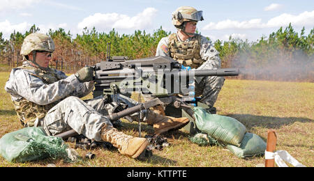 La CPS. Patrick L. Noel de Cincinnati, Ohio, continue de feu comme son assistant l'artilleur, SPC. Philip J. Gavin de Newark, Ohio, de sécurité personnelle et des soldats affectés au siège de l'entreprise de l'Administration centrale, 37e Brigade d'infanterie de l'équipe de combat, se nourrit des munitions à leur mitrailleuse MK19 durant la qualification au Camp Shelby Joint Forces Training Center, Mississippi, le 16 novembre 2011. La 37e IBCT est le déploiement en Afghanistan à l'appui de l'opération Enduring Freedom. 37e (IBCT photo par le Sgt. Kimberly Agneau) (Sortie) Banque D'Images