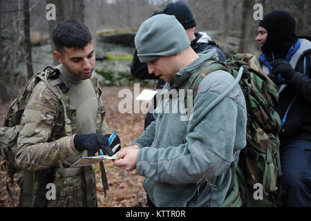 Parc D'ÉTAT HARRIMAN, NY - aviateurs de la 106e Escadre de sauvetage de participer à l'instruction élémentaire de survie à Harriman State Park le 1 novembre 2011. Alfono Senior Airman a chargé le groupe de travail sur la navigation terrestre, la survie en milieu sauvage, et la construction de logements d'un groupe qui comprenait les cavaliers de sauveteurs-parachutistes, la sécurité des membres des Forces canadiennes et les agents de police de comté de Suffolk. (Photo par Airman Christopher S. Muncy / relâché) Banque D'Images