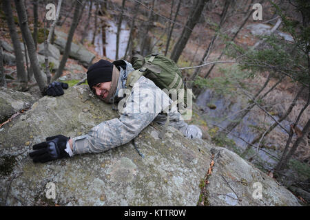 Parc D'ÉTAT HARRIMAN, NY - aviateurs de la 106e Escadre de sauvetage de participer à l'instruction élémentaire de survie à Harriman State Park le 1 novembre 2011. Alfono Senior Airman a chargé le groupe de travail sur la navigation terrestre, la survie en milieu sauvage, et la construction de logements d'un groupe qui comprenait les cavaliers de sauveteurs-parachutistes, la sécurité des membres des Forces canadiennes et les agents de police de comté de Suffolk. (Photo par Airman Christopher S. Muncy / relâché) Banque D'Images