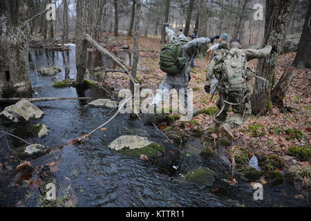 Parc D'ÉTAT HARRIMAN, NY - aviateurs de la 106e Escadre de sauvetage de participer à l'instruction élémentaire de survie à Harriman State Park le 1 novembre 2011. Alfono Senior Airman a chargé le groupe de travail sur la navigation terrestre, la survie en milieu sauvage, et la construction de logements d'un groupe qui comprenait les cavaliers de sauveteurs-parachutistes, la sécurité des membres des Forces canadiennes et les agents de police de comté de Suffolk. (Photo par Airman Christopher S. Muncy / relâché) Banque D'Images