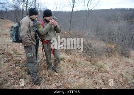 Parc D'ÉTAT HARRIMAN, NY - aviateurs de la 106e Escadre de sauvetage de participer à l'instruction élémentaire de survie à Harriman State Park le 1 novembre 2011. Alfono Senior Airman a chargé le groupe de travail sur la navigation terrestre, la survie en milieu sauvage, et la construction de logements d'un groupe qui comprenait les cavaliers de sauveteurs-parachutistes, la sécurité des membres des Forces canadiennes et les agents de police de comté de Suffolk. (Photo par Airman Christopher S. Muncy / relâché) Banque D'Images