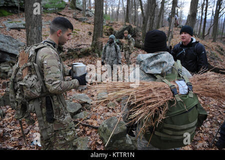 Parc D'ÉTAT HARRIMAN, NY - aviateurs de la 106e Escadre de sauvetage de participer à l'instruction élémentaire de survie à Harriman State Park le 1 novembre 2011. Alfono Senior Airman a chargé le groupe de travail sur la navigation terrestre, la survie en milieu sauvage, et la construction de logements d'un groupe qui comprenait les cavaliers de sauveteurs-parachutistes, la sécurité des membres des Forces canadiennes et les agents de police de comté de Suffolk. (Photo par Airman Christopher S. Muncy / relâché) Banque D'Images