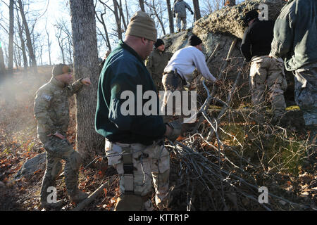 Parc D'ÉTAT HARRIMAN, NY - aviateurs de la 106e Escadre de sauvetage de participer à l'instruction élémentaire de survie à Harriman State Park le 1 novembre 2011. Alfono Senior Airman a chargé le groupe de travail sur la navigation terrestre, la survie en milieu sauvage, et la construction de logements d'un groupe qui comprenait les cavaliers de sauveteurs-parachutistes, la sécurité des membres des Forces canadiennes et les agents de police de comté de Suffolk. (Photo par Airman Christopher S. Muncy / relâché) Banque D'Images