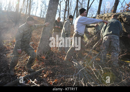 Parc D'ÉTAT HARRIMAN, NY - aviateurs de la 106e Escadre de sauvetage de participer à l'instruction élémentaire de survie à Harriman State Park le 1 novembre 2011. Alfono Senior Airman a chargé le groupe de travail sur la navigation terrestre, la survie en milieu sauvage, et la construction de logements d'un groupe qui comprenait les cavaliers de sauveteurs-parachutistes, la sécurité des membres des Forces canadiennes et les agents de police de comté de Suffolk. (Photo par Airman Christopher S. Muncy / relâché) Banque D'Images