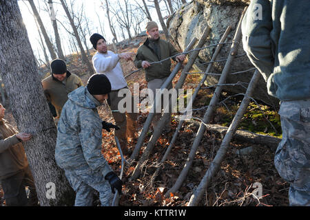 Parc D'ÉTAT HARRIMAN, NY - aviateurs de la 106e Escadre de sauvetage de participer à l'instruction élémentaire de survie à Harriman State Park le 1 novembre 2011. Alfono Senior Airman a chargé le groupe de travail sur la navigation terrestre, la survie en milieu sauvage, et la construction de logements d'un groupe qui comprenait les cavaliers de sauveteurs-parachutistes, la sécurité des membres des Forces canadiennes et les agents de police de comté de Suffolk. (Photo par Airman Christopher S. Muncy / relâché) Banque D'Images