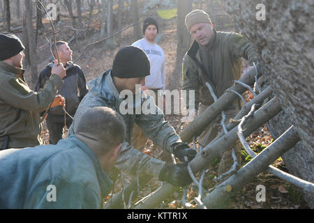 Parc D'ÉTAT HARRIMAN, NY - aviateurs de la 106e Escadre de sauvetage de participer à l'instruction élémentaire de survie à Harriman State Park le 1 novembre 2011. Alfono Senior Airman a chargé le groupe de travail sur la navigation terrestre, la survie en milieu sauvage, et la construction de logements d'un groupe qui comprenait les cavaliers de sauveteurs-parachutistes, la sécurité des membres des Forces canadiennes et les agents de police de comté de Suffolk. (Photo par Airman Christopher S. Muncy / relâché) Banque D'Images