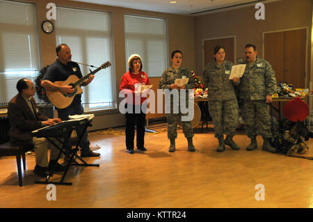 HUDSON VALLEY VA CAMPUS, Montrose, N.Y. -Nolly Climes sur clavier et le sergent-chef en chef à la retraite Robert Faiano playing acoustic guitar, Kathy Fiano et les Sgt Weber Dorie, Durkins Kate et Tim McDonough chanter Noël pendant un congé annuel appuyé par les gardes de l'air de la 105e Escadre de transport aérien, le 3 décembre 2011. (Photo de la Garde nationale d'un membre de la 1re classe Deanna de Laura) (Sortie)111203-Z-GJ424-009 Banque D'Images