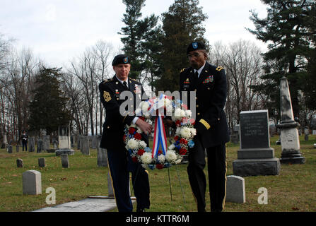 KINDERHIOOK, N.Y. -- New York le brigadier de la Garde nationale. Gen. Renwick Payne, droite, directeur de l'état-major interarmées, commande et le Sgt. Le Major Frank Wicks, présenter une gerbe au mémorial de la tombe du Président Martin Van Buren ici le 5 décembre au cours de la Garde Nationale de New York les forces militaires sur la garde d'honneur commémoration annuelle de la naissance du président. Photo de l'Armée américaine par le Lieutenant-colonel Richard Goldenberg, NY National Guard/relâché Banque D'Images