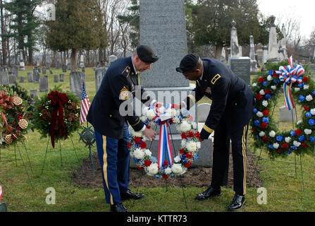 KINDERHOOK, N.Y. -- New York le brigadier de la Garde nationale. Gen. Renwick Payne, droite, directeur de l'état-major interarmées, commande et le Sgt. Le Major Frank Wicks, présenter une gerbe au mémorial de la tombe du Président Martin Van Buren ici le 5 décembre au cours de la Garde Nationale de New York les forces militaires sur la garde d'honneur commémoration annuelle de la naissance du président. Photo de l'Armée américaine par le Lieutenant-colonel Richard Goldenberg, NY National Guard/relâché Banque D'Images