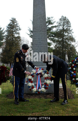 KINDERHIOOK, N.Y. -- New York le brigadier de la Garde nationale. Gen. Renwick Payne, droite, directeur de l'état-major interarmées, commande et le Sgt. Le Major Frank Wicks, présenter une gerbe au mémorial de la tombe du Président Martin Van Buren ici le 5 décembre au cours de la Garde Nationale de New York les forces militaires sur la garde d'honneur commémoration annuelle de la naissance du président. Photo de l'Armée américaine par le Lieutenant-colonel Richard Goldenberg, NY National Guard/relâché Banque D'Images