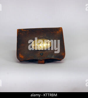 C'est une cartouche de l'État de New York fort, achetée pour New York des soldats dans la guerre civile par l'état. Une boîte de cartouche fédéral émis dirais NOUS et pas SNY que celui-ci. 40 soldats de munitions dans chaque boîte de la cartouche. Une cartouche se composait d'une charge de poudre avec une balle "en forme de balle Minié (nommé pour le capitaine français Minie qui l'a conçu) enveloppé dans du papier. Le soldat peu de l'extrémité de la cartouche et en versa la poudre dans son museau loading rifle. Puis wadded le papier et le fourra dans le baril et mettre la balle Minié sur le dessus. Puis il a forcé l'ensemble de thi Banque D'Images