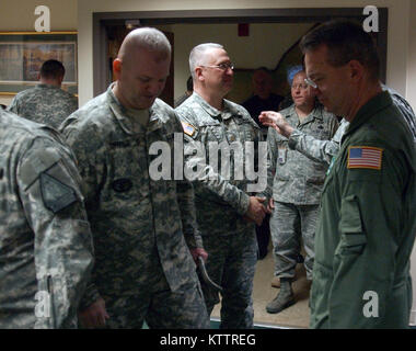 Le général Patrick Murphy et adjudant général adjoint Brig. Le général Anthony Allemand Division de saluer les affaires militaires et navales des employés pendant l'TAGS portes ouvertes le 21 décembre 2011 au siège de Latham, NEW YORK. Banque D'Images