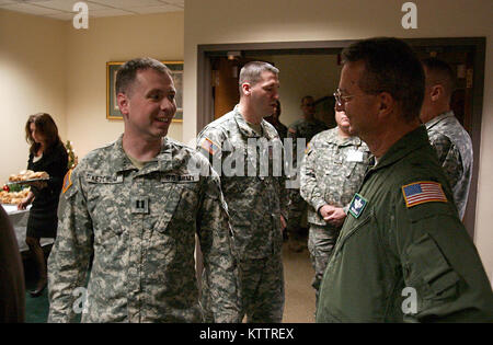 Le général Patrick Murphy et adjudant général adjoint Brig. Le général Anthony Allemand Division de saluer les affaires militaires et navales des employés pendant l'TAGS portes ouvertes le 21 décembre 2011 au siège de Latham, NEW YORK. Banque D'Images