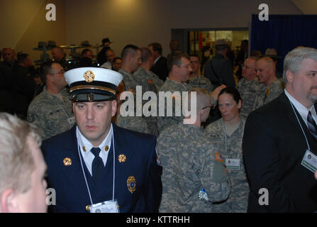 ALBANY- New York et de l'armée de soldats de la Garde nationale aérienne attendre d'entendre Gov. Andrew Cuomo État annuel de l'État Discours Le mercredi, Janvier 4, 2012 dans la salle de réunion 6 de l'Empire State Plaza. 50 L'Armée et de la Garde côtière ont été parmi les 277 intervenants, ainsi que la Police d'État, Ministère de la Police de la conservation de l'environnement, parcs de l'État de New York, la Police la police locale et des services d'incendie et les services du shérif du comté, et le personnel de l'agence de l'état qui ont été reconnus par le gouverneur pour leur part dans la réponse à l'ouragan Irene et la tempête tropicale Lee en août et septembre 2011. Banque D'Images